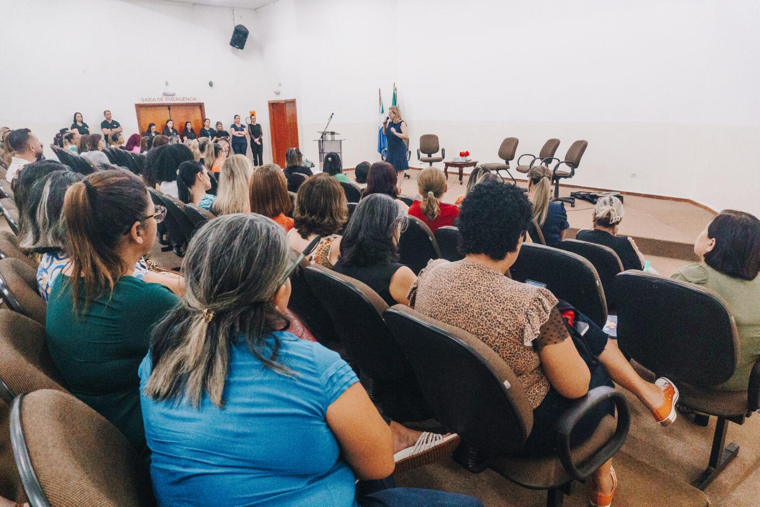 Diretores das Emeis da Capital participam de formação sobre gestão escolar.