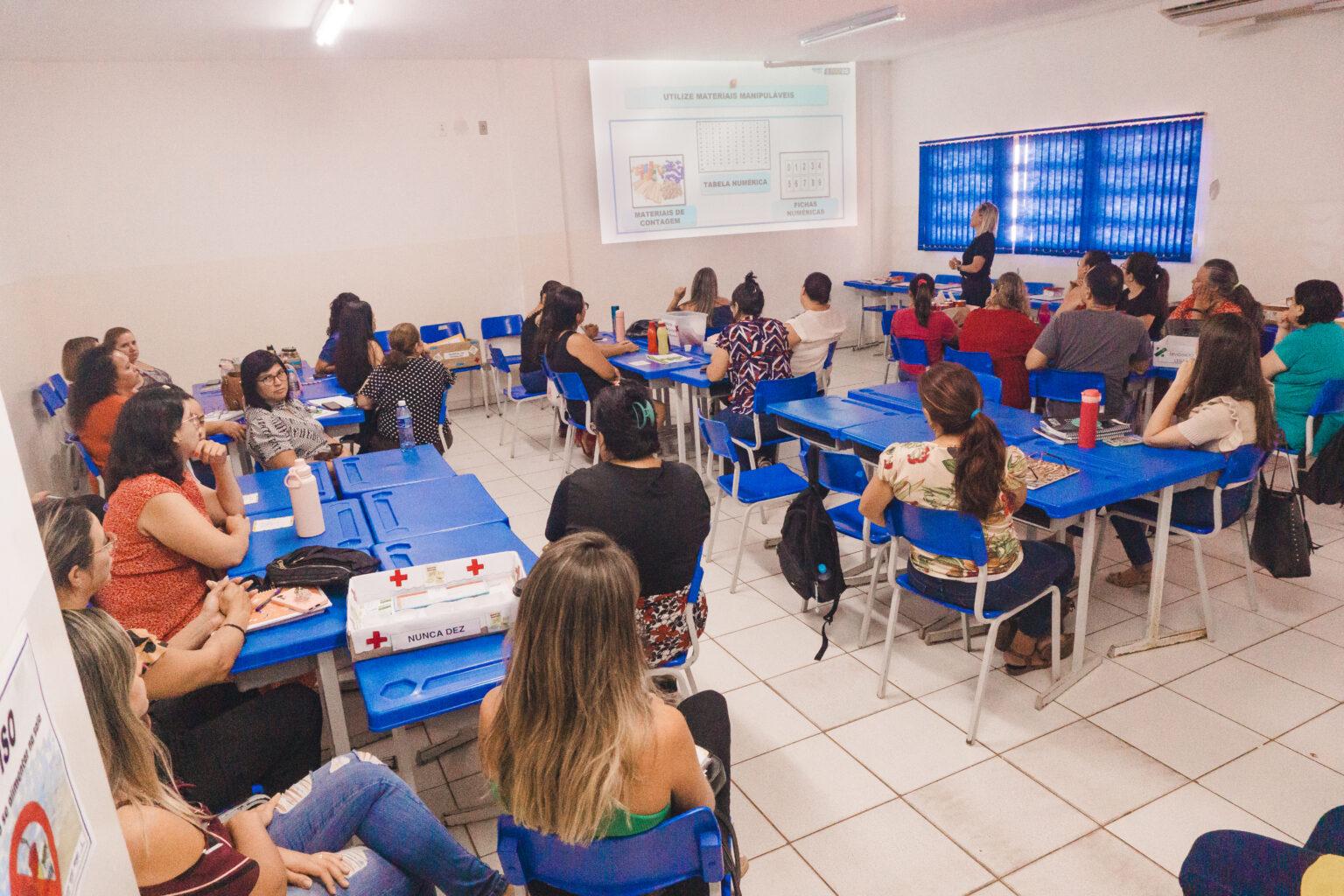 Formação para professores do 3º ano da Reme tem caderno inédito de matemática com jogos lúdicos.