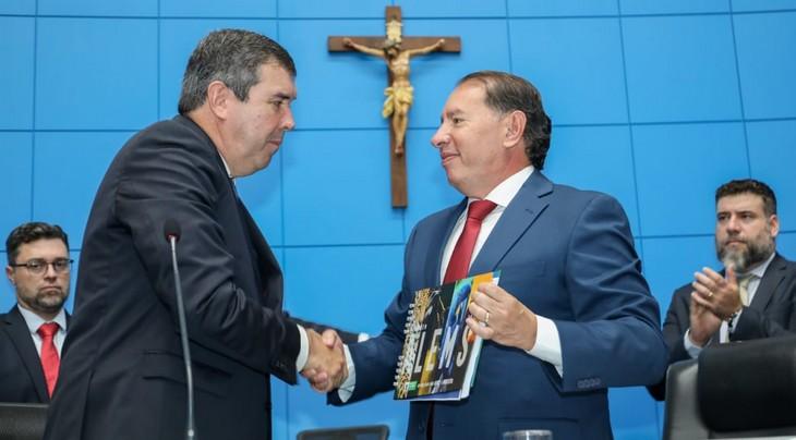 Governador Eduardo Riedel prevê orçamento de R$ 25,4 bilhões em 2024 e repasse de R$ 3,1 bi aos Poderes. Governador Eduardo Riedel prevê orçamento de R$ 25,4 bilhões em 2024 e repasse de R$ 3,1 bi aos Poderes.