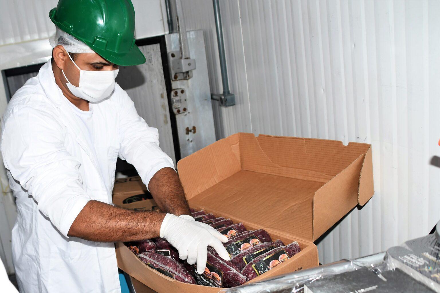 Maior produtor de avestruz fora da África tem frigorífico em Campo Grande e vende para todo país.