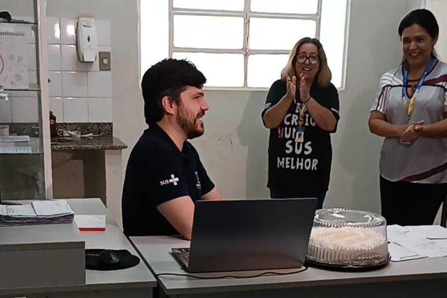 Moradores fazem homenagem a médico reconhecido pela delicadeza no atendimento.