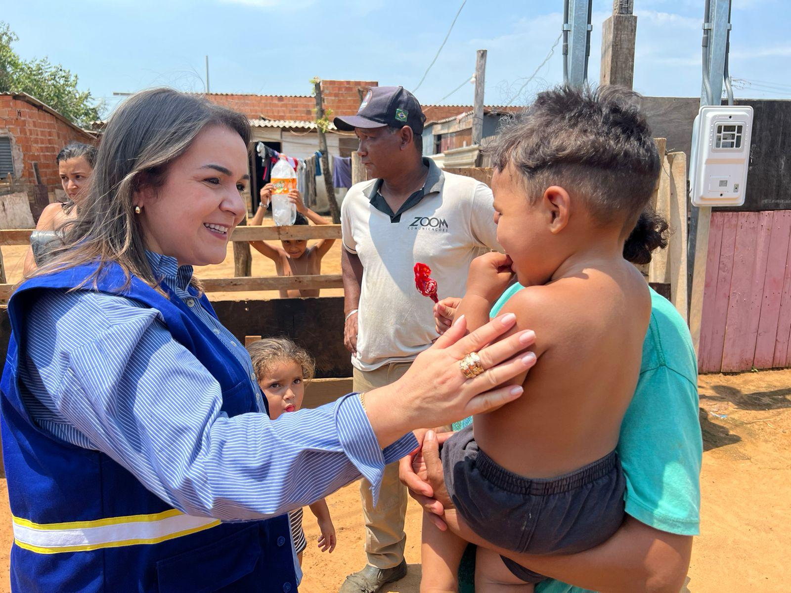 Prefeita Adriane Lopes lidera ações de auxílio a famílias da comunidade Homex após temporal. Prefeita Adriane Lopes lidera ações de auxílio a famílias da comunidade Homex após temporal.