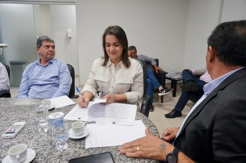 Prefeita encaminha à Câmara projeto de integralização do piso nacional de 20h para o magistério na Capital. Prefeita encaminha à Câmara projeto de integralização do piso nacional de 20h para o magistério na Capital.