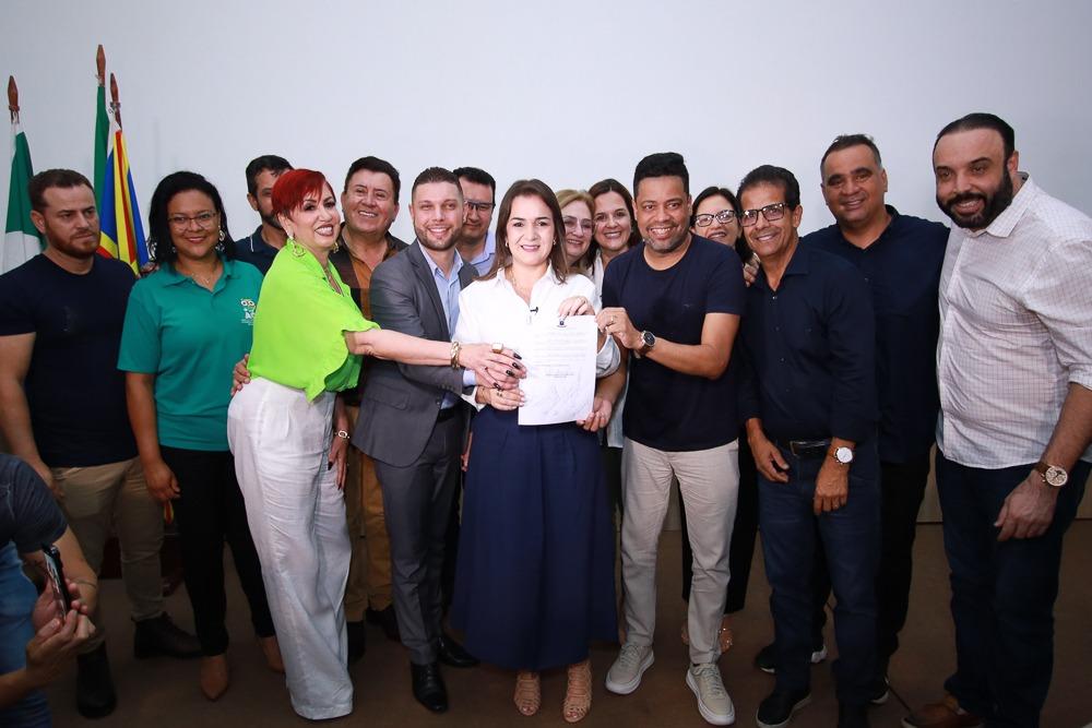 Prefeita Adriane Lopes de Campo Grande sanciona reajuste no salário dos professores e anuncia eleição de diretores das Emeis. Prefeita Adriane Lopes de Campo Grande sanciona reajuste no salário dos professores e anuncia eleição de diretores das Emeis.