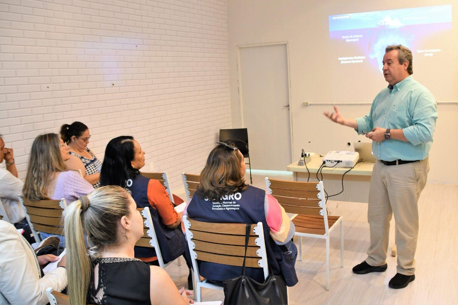 Prefeitura promove palestra de análise comportamental para pessoas buscarem o melhor no pessoal e no profissional.