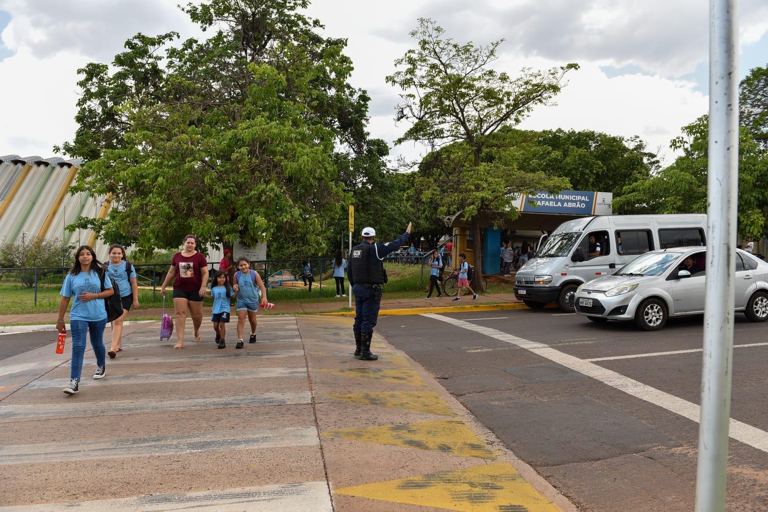 Programa Travessia Segura garante presença da GCM nas entradas e saídas das escolas municipais de Campo Grande.