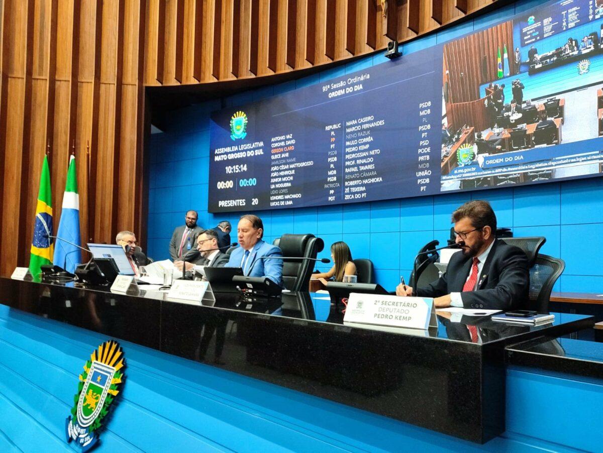 Reajuste de 14,95% a professores concursados é aprovado e segue para sanção do Governado Eduardo Riedel.