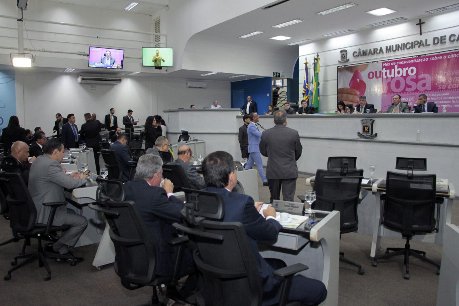 Vereadores analisam seis projetos na sessão desta quinta-feira.