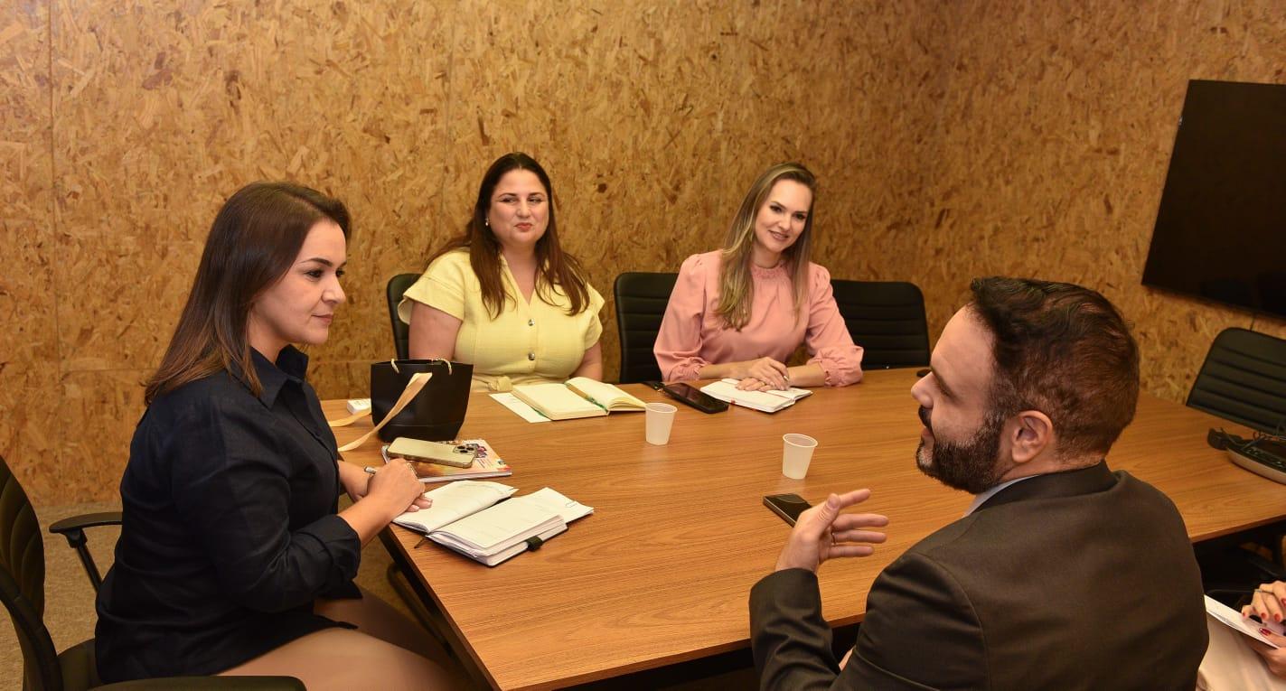Prefeita Adriane Lopes apresenta potencial econômico a Cônsul de Luxemburgo no Parque Tecnológico da Capital.