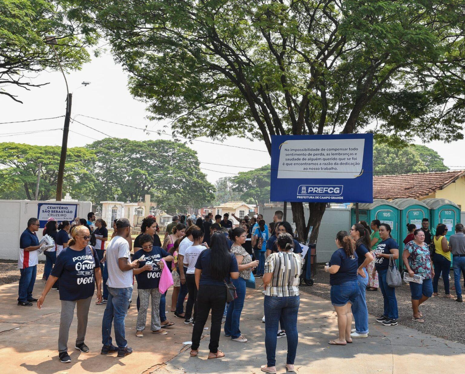 Famílias aproveitam feriado de Finados para visitar cemitérios e homenagear entes queridos.