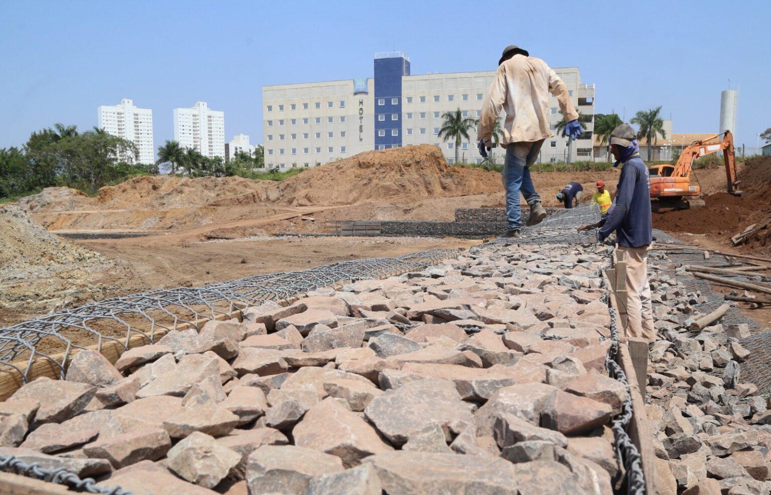 Bacia de amortecimento será concluída em dezembro e ajudará a evitar alagamentos na região do Parque das Nações Indígenas.