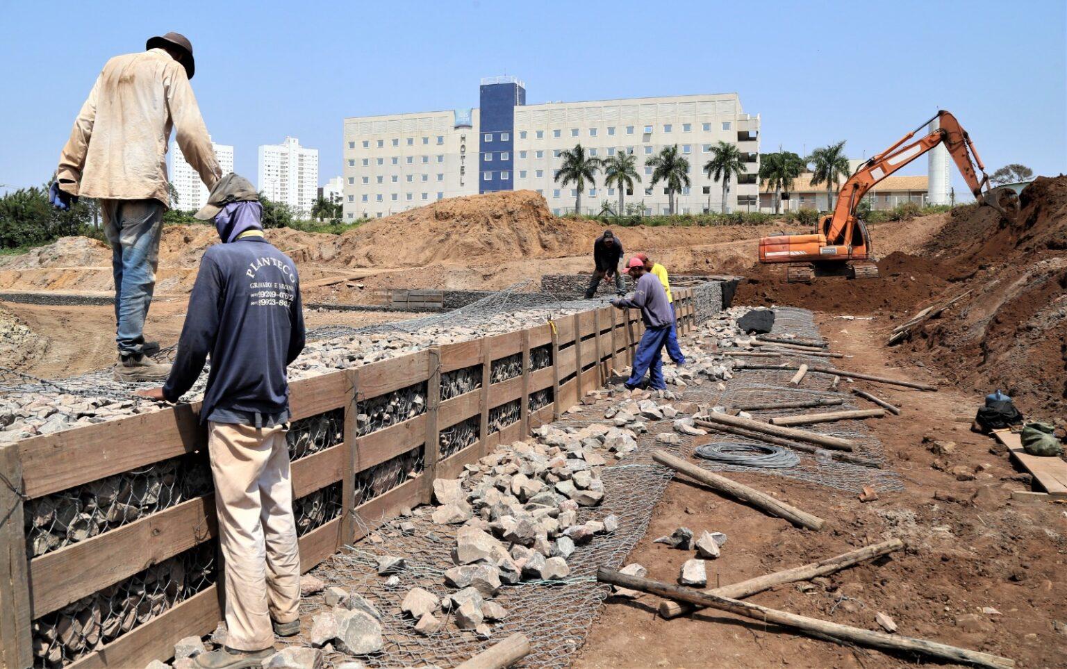 Bacia de amortecimento será concluída em dezembro e ajudará a evitar alagamentos na região do Parque das Nações Indígenas.