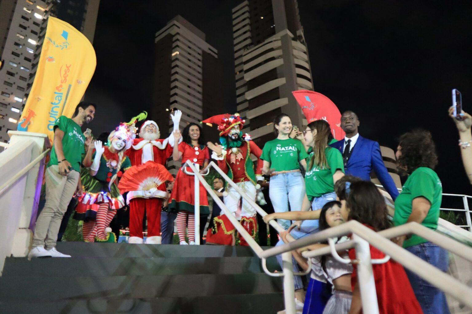 Papai Noel chega de City Tour a shopping da Capital. Papai Noel chega de City Tour a shopping da Capital.