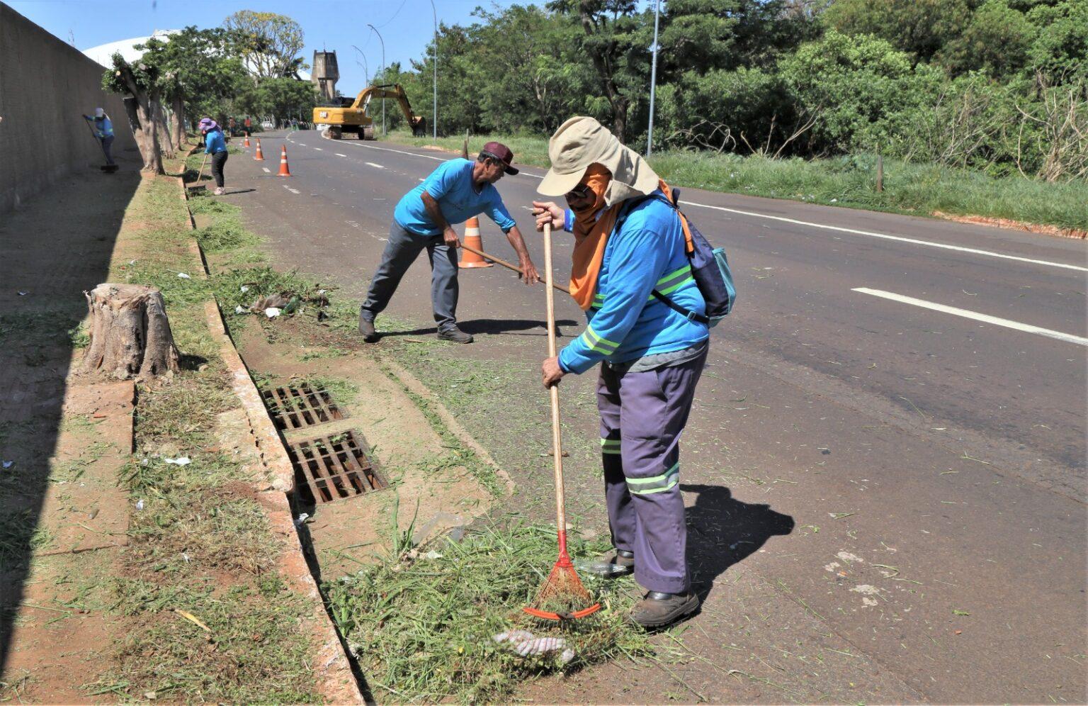 Mutirão reúne vários órgãos da Prefeitura para a limpeza de 10 km da Avenida Ernesto Geisel.