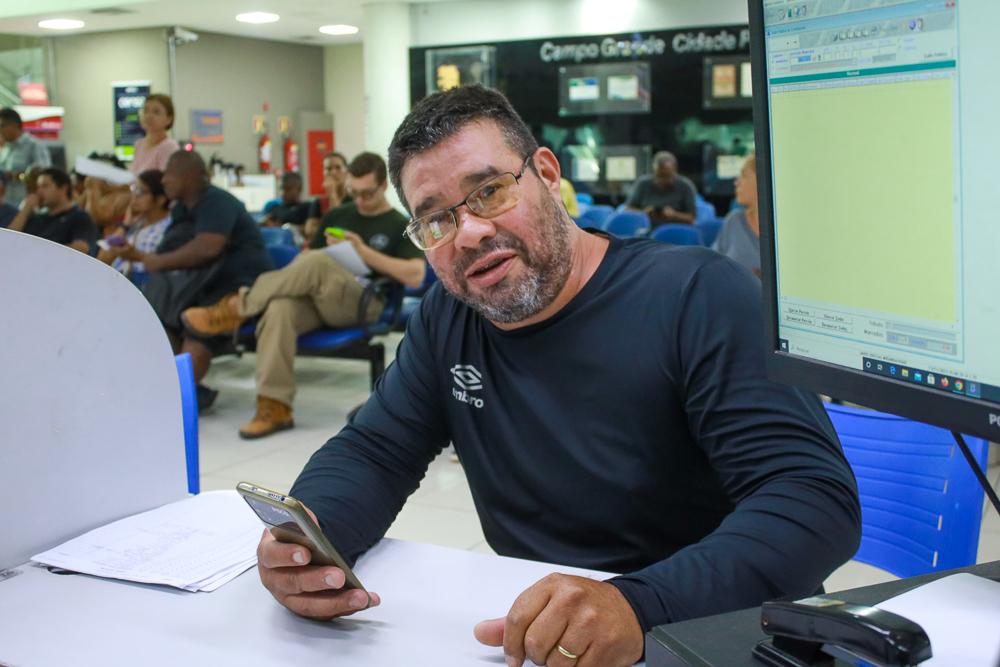 Contribuintes aproveitam até 90% de desconto no Refis; CAC oferece atendimento com interprete de Libras.