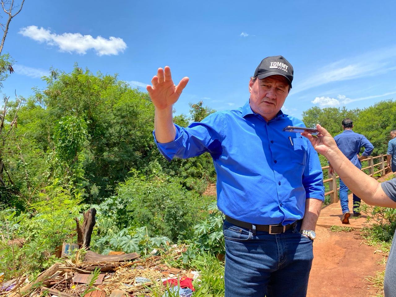 Prefeitura vai executar obra de drenagem para acabar com alagamento na divisa dos bairros Pênfigo e Colorado.