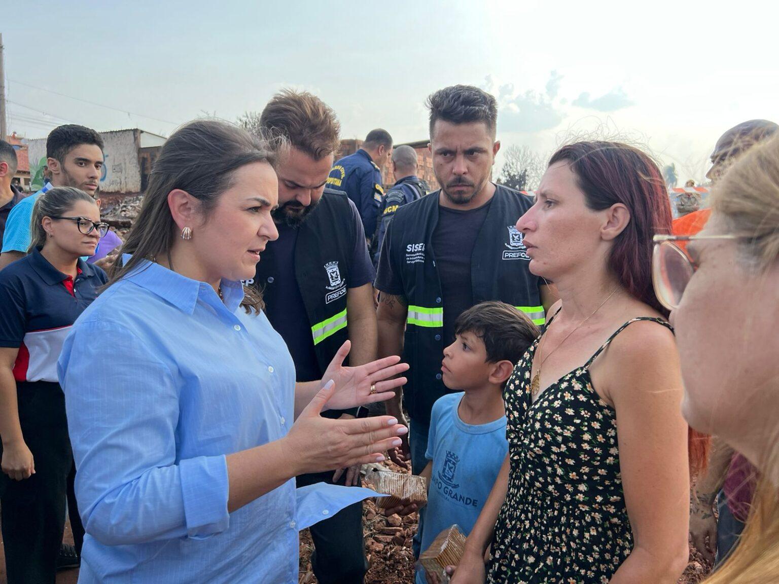 Prefeitura age rapidamente para atender famílias que tiveram moradias atingidas por incêndio no Mandela.