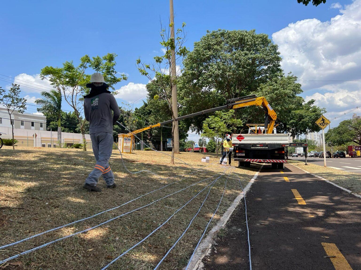 Prefeitura começa a instalar iluminação decorativa na Afonso Pena, 14 de Julho e rotatórias.