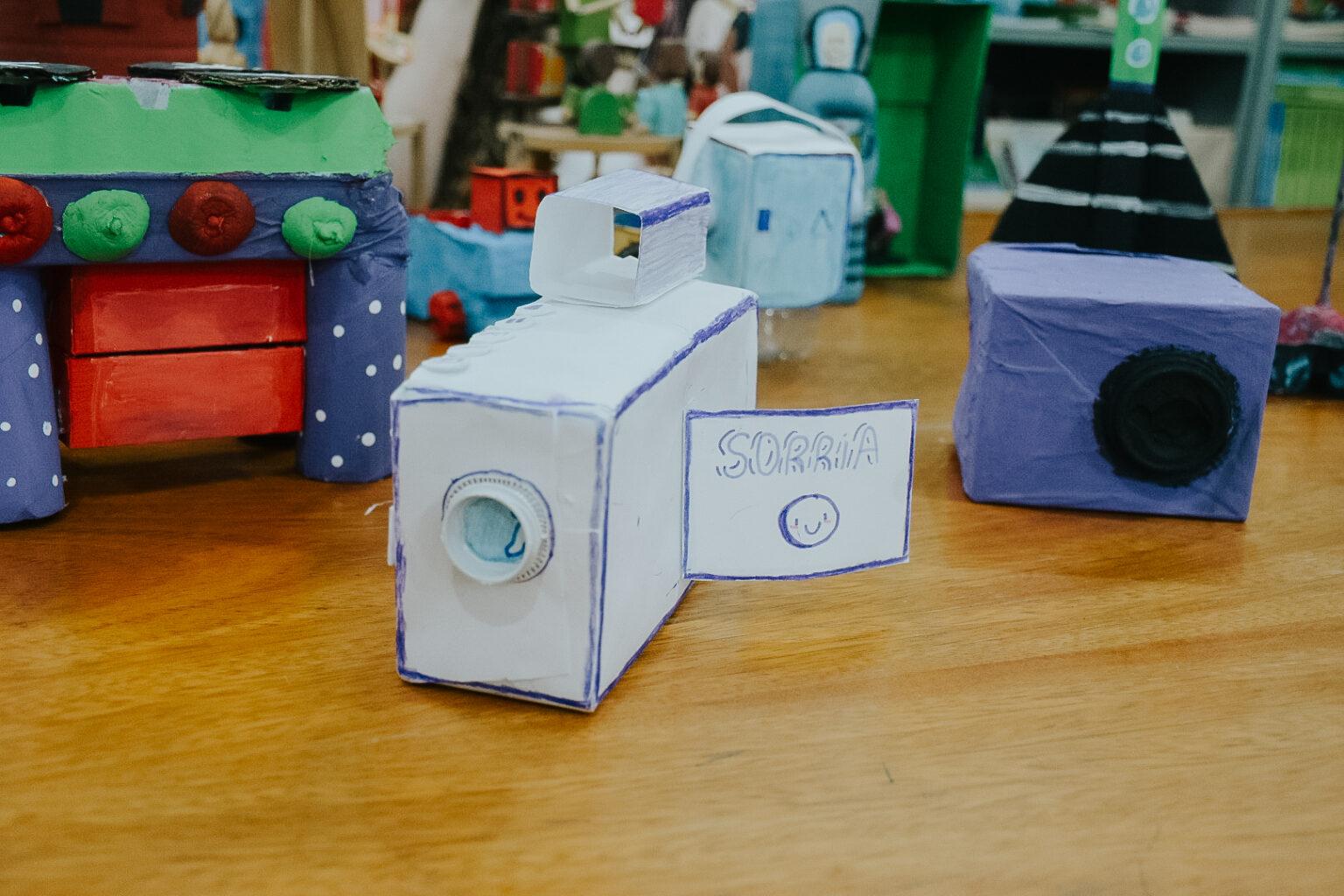 Com objetos recicláveis, alunos da Reme criam brinquedos em projeto sobre a América Latina.