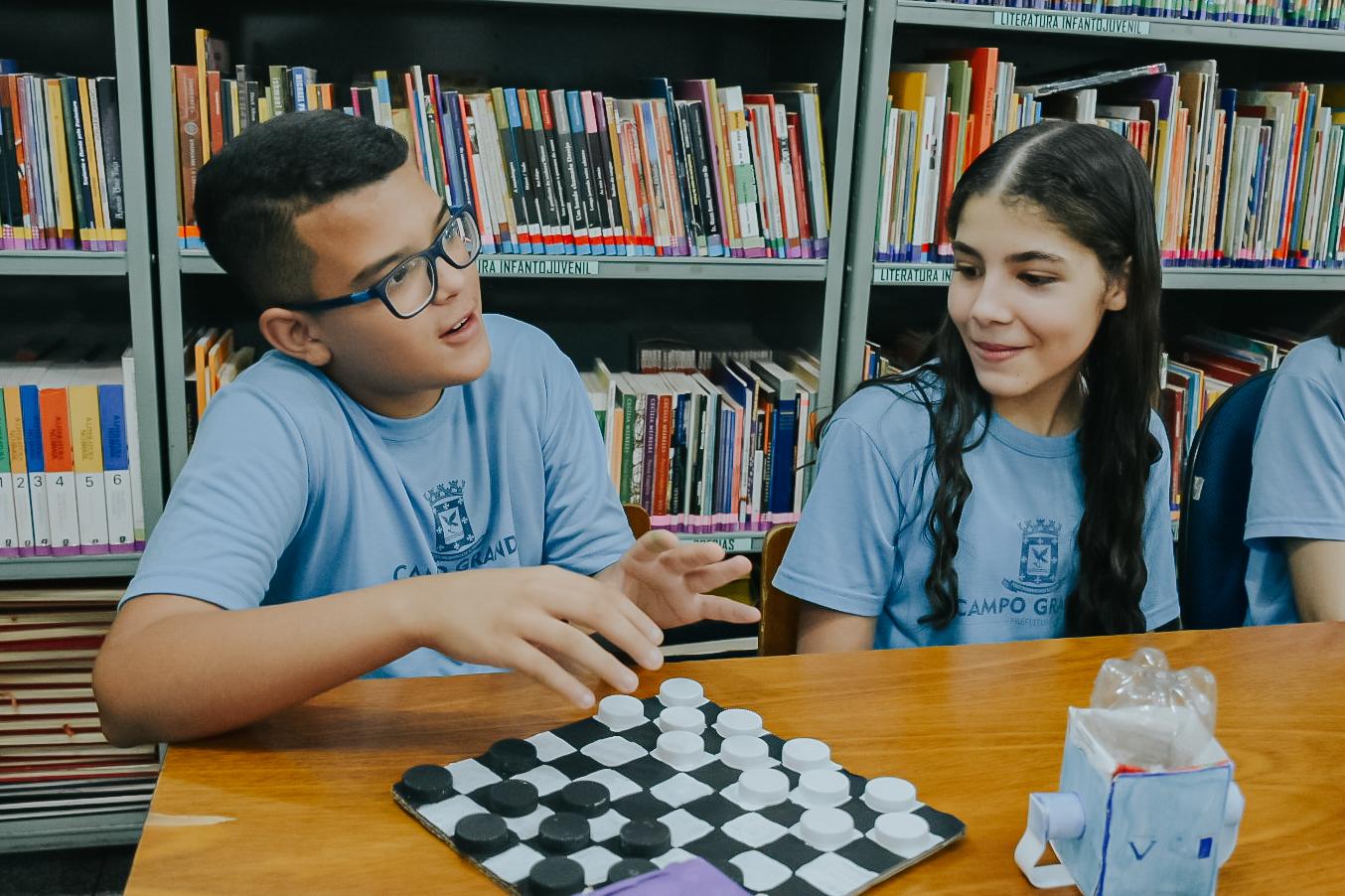 Com objetos recicláveis, alunos da Reme criam brinquedos em projeto sobre a América Latina.