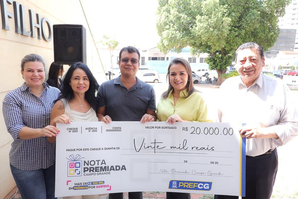 Prefeitura entrega prêmios do 3º sorteio do programa IPTU Dá Prêmios 2023.