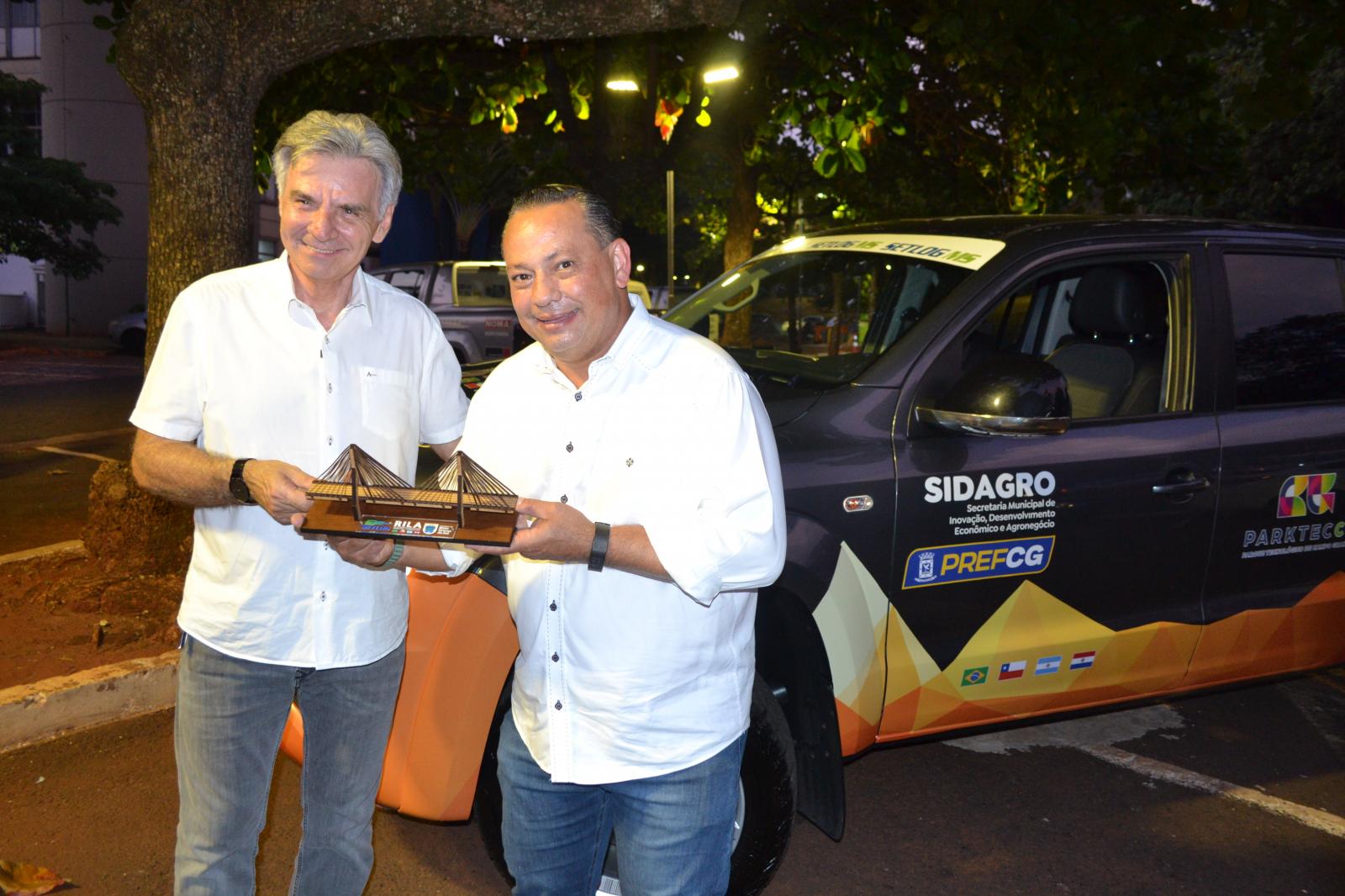 Prefeitura recebe caminhonete para participar de expedição da Rota Bioceânica Prefeitura recebe caminhonete para participar de expedição da Rota Bioceânica