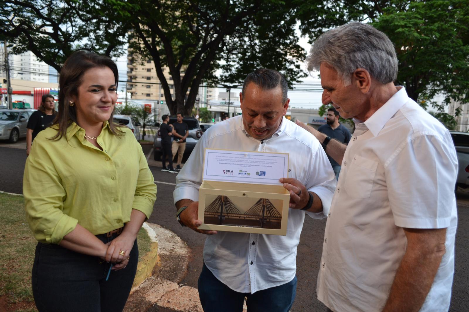 Prefeitura recebe caminhonete para participar de expedição da Rota Bioceânica Prefeitura recebe caminhonete para participar de expedição da Rota Bioceânica