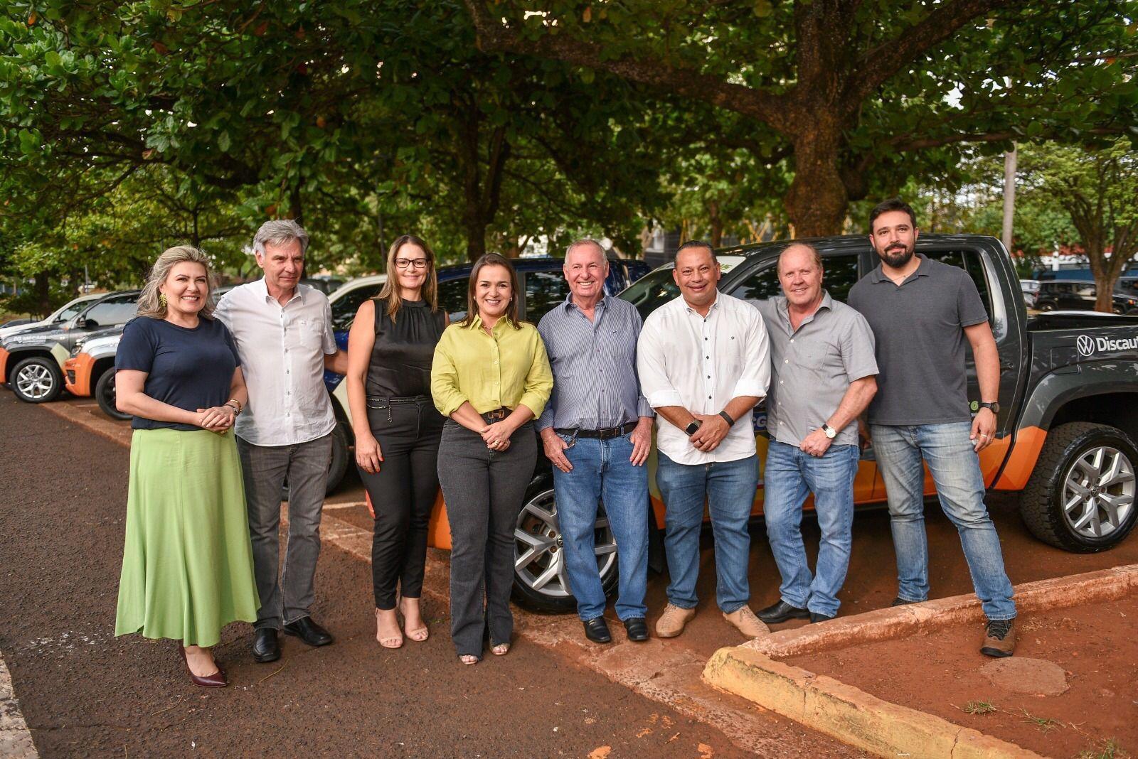 A Prefeita Adriane Lopes  recebe caminhonete para participar de expedição da Rota Bioceânica 