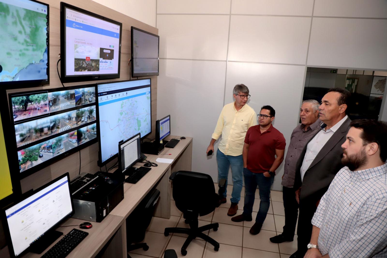 Após chuvas, prefeito interino Carlão visita Defesa Civil e UPA do Universitário.