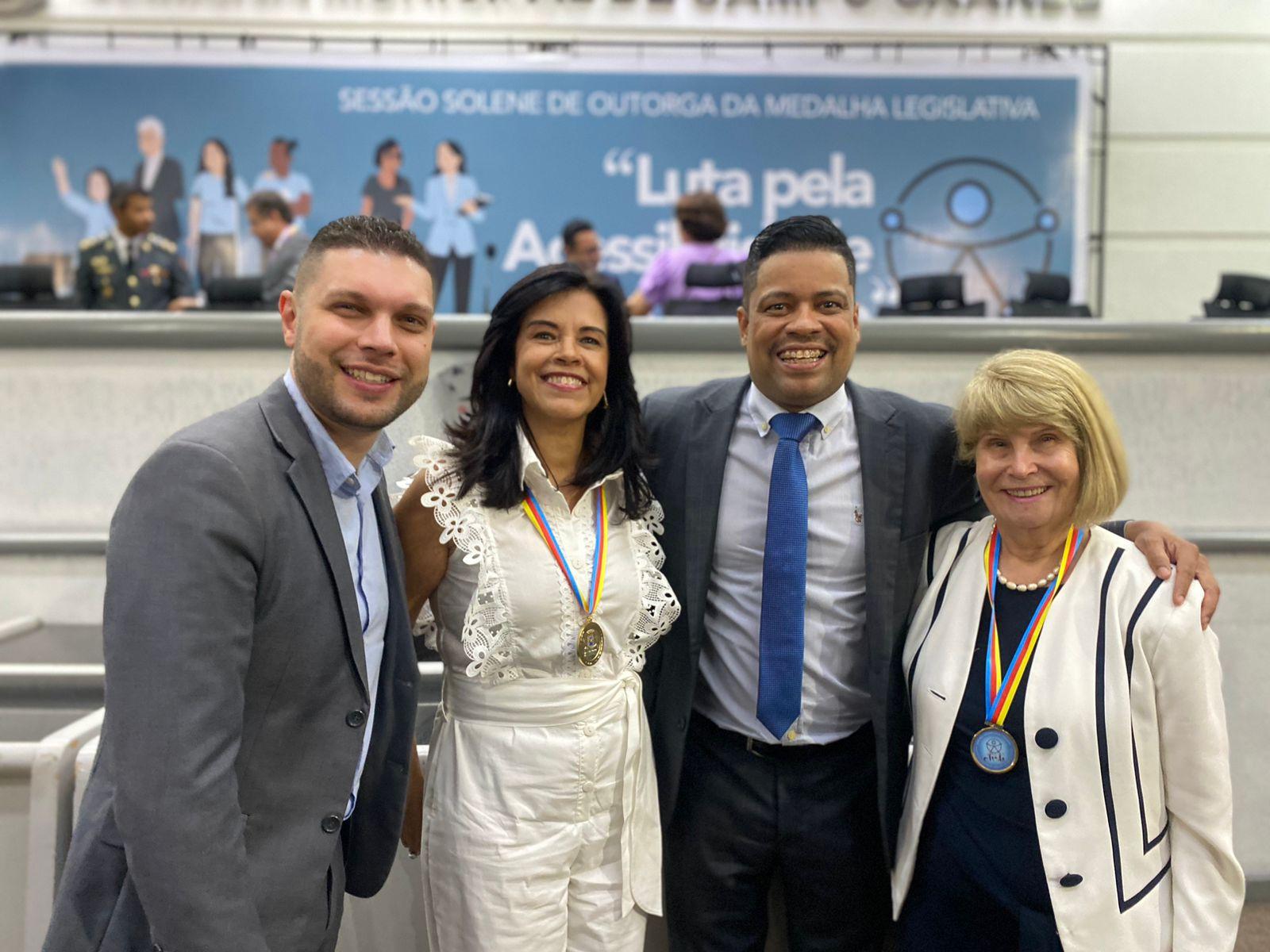 Ativistas pela inclusão e acessibilidade por meio da educação recebem homenagem do Professor Riverton.