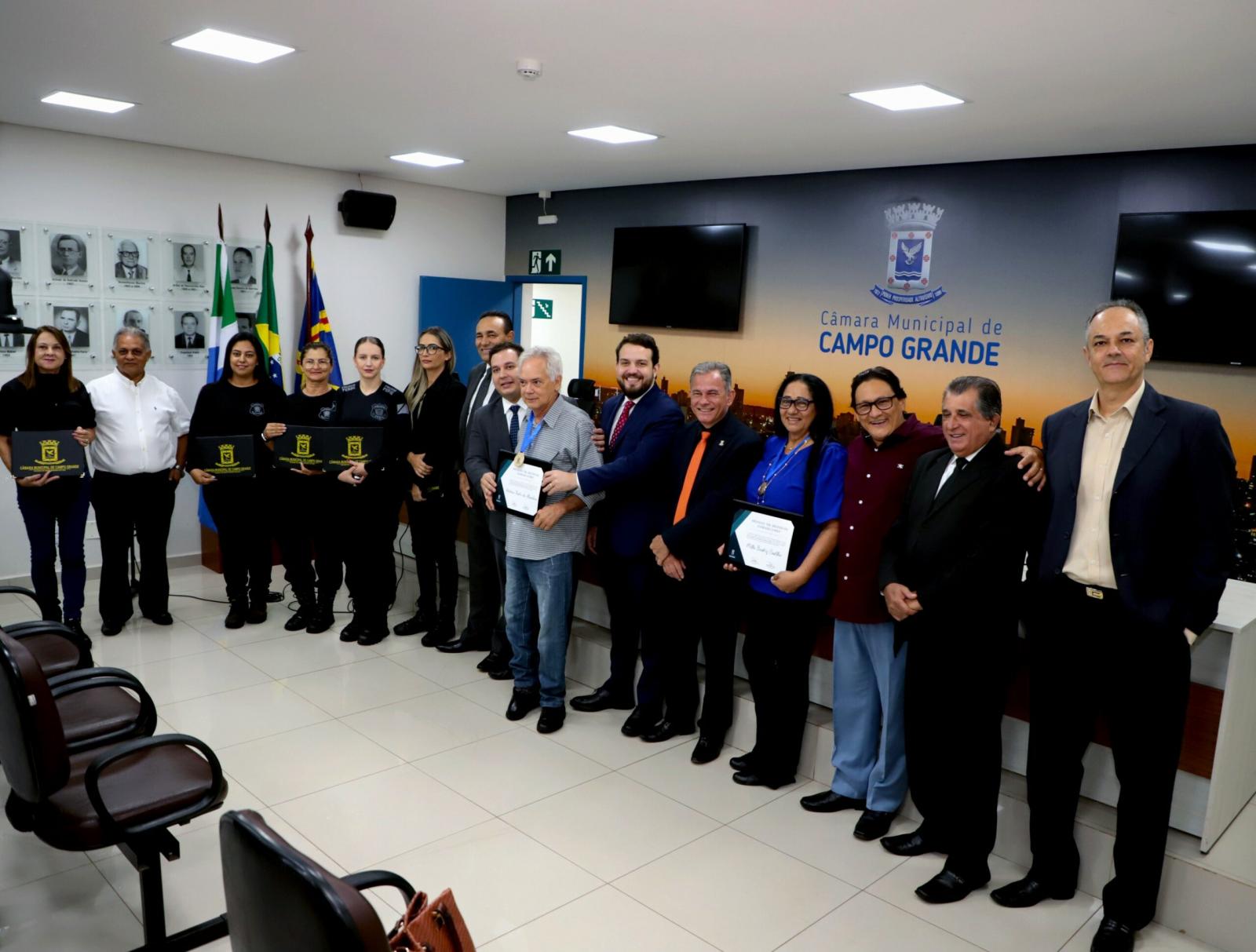 Carlão entrega Medalha à artista plástico e funcionária pública, e congratulação à policiais penais por ato de bravura.