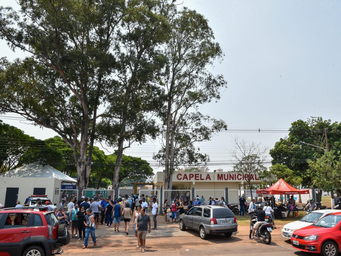 Cemitérios públicos de Campo Grande recebem mais de 30 mil visitantes no Dia de Finado.