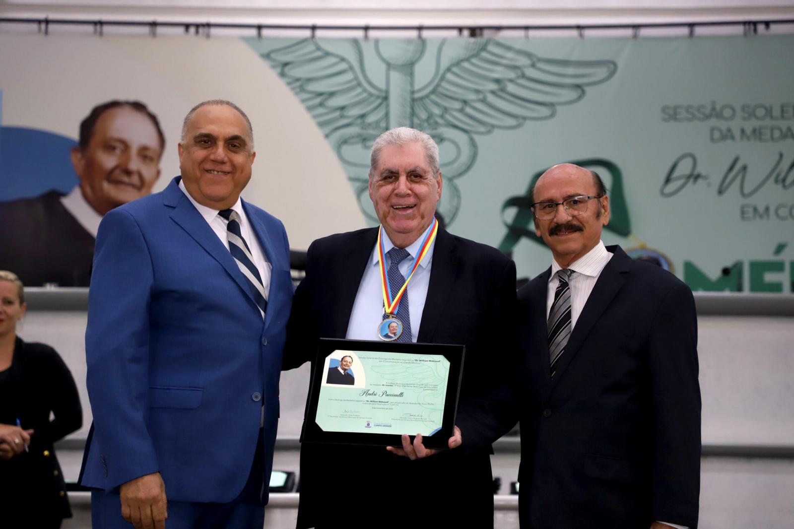 Dr. Loester homenageia médicos e educadores físicos na Câmara Municipal.