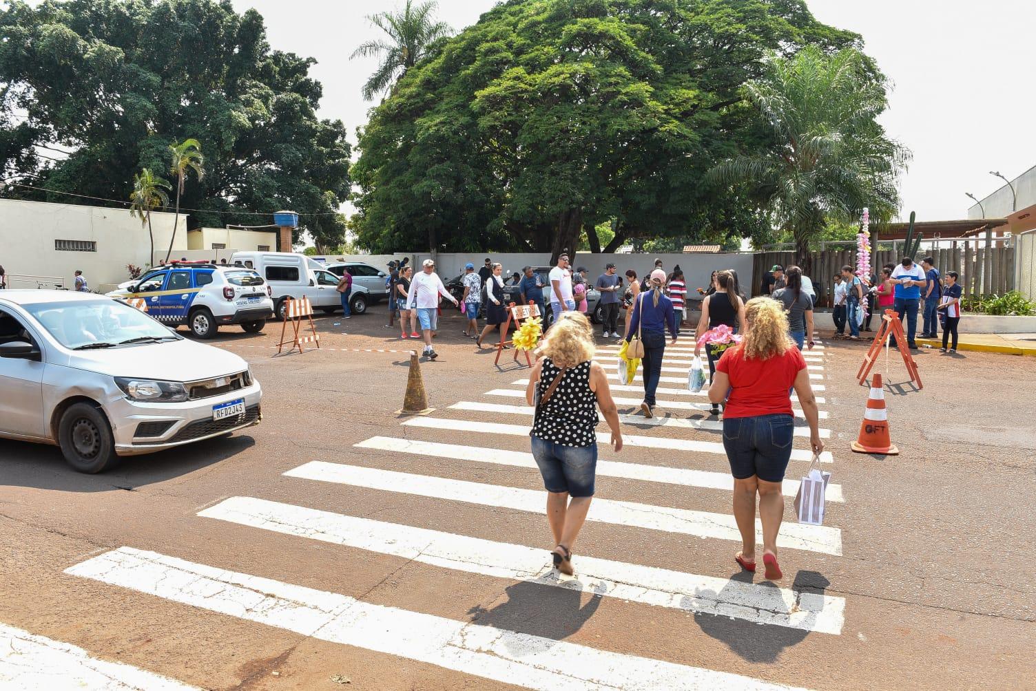 Famílias aproveitam feriado de Finados para visitar cemitérios e homenagear entes queridos.