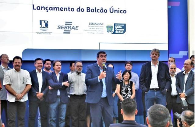 Governador Eduardo Riedel assinou a lei que implanta o Balcão Único MS, que vai reduzir custos e diminuir tempo para abertura de empresas. Governador Eduardo Riedel assinou a lei que implanta o Balcão Único MS, que vai reduzir custos e diminuir tempo para abertura de empresas.