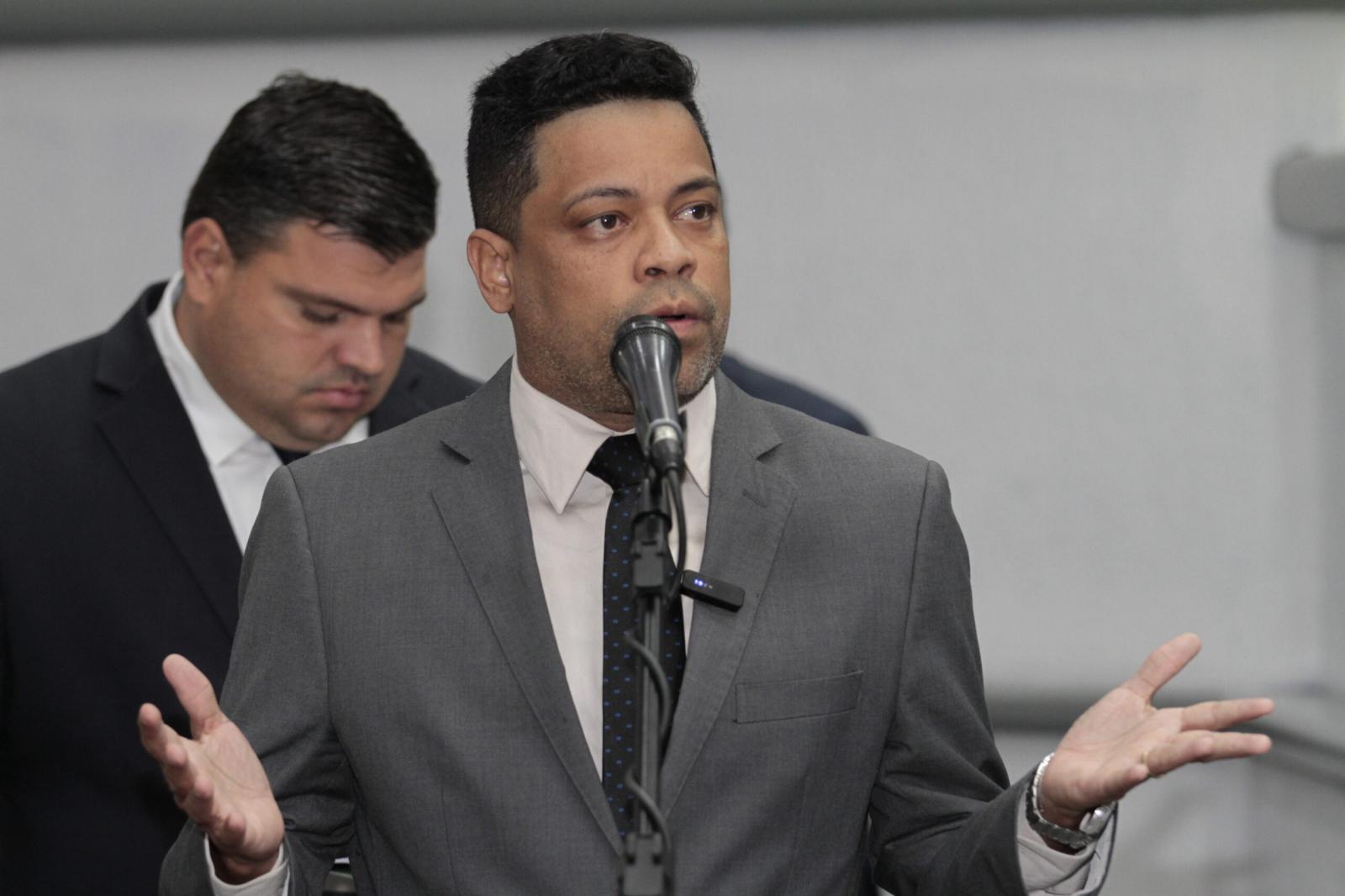 Indicação do Professor Riverton soluciona problema de iluminação em ruas do Tiradentes.