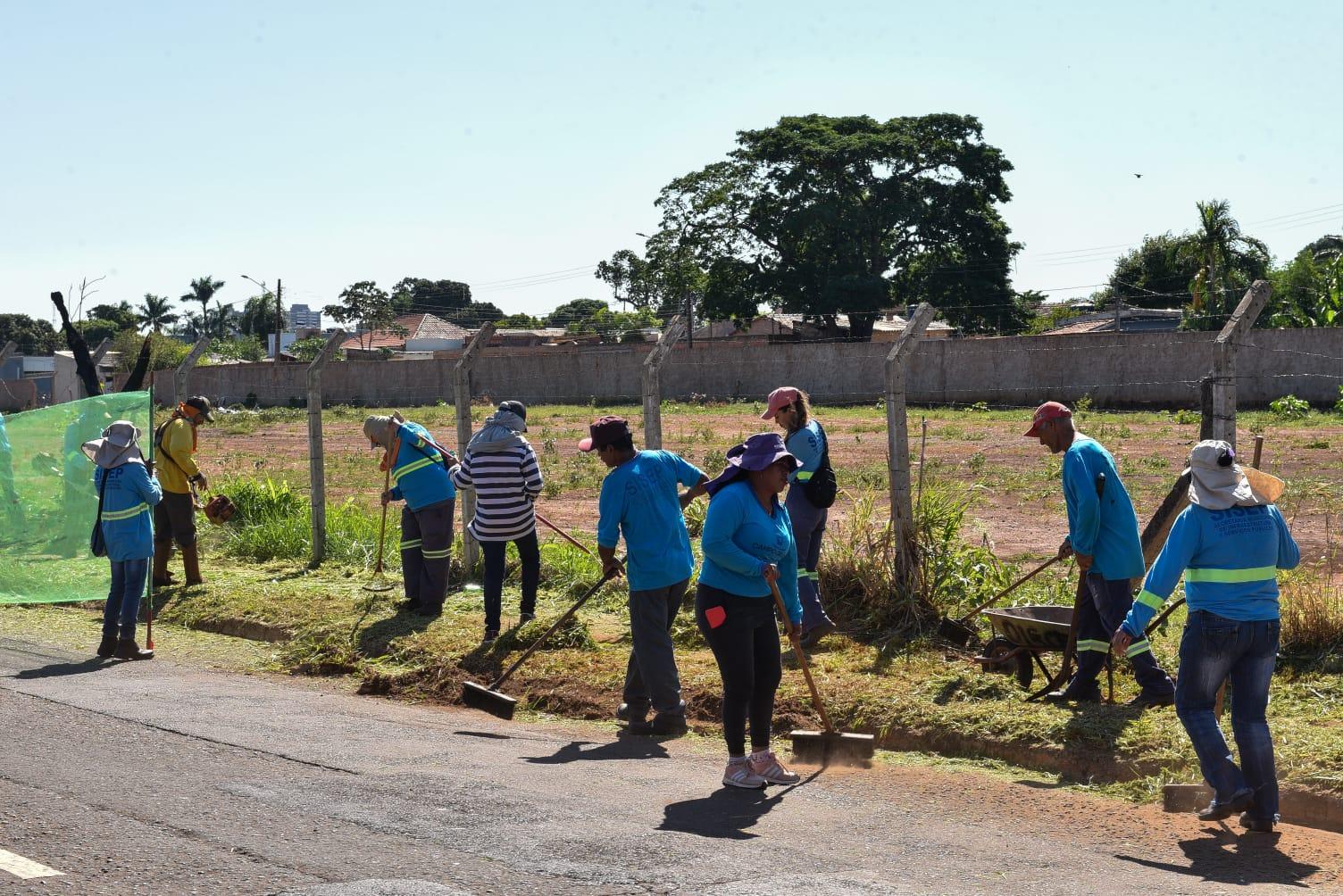 Mutirão reúne vários órgãos da Prefeitura para a limpeza de 10 km da Avenida Ernesto Geisel.