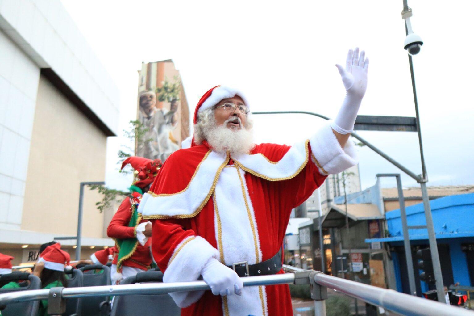 Papai Noel chega de City Tour a shopping da Capital.