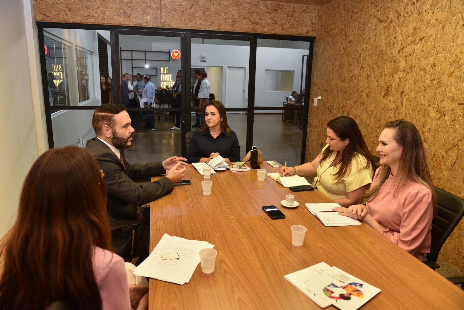 Prefeita Adriane Lopes apresenta potencial econômico a Cônsul de Luxemburgo no Parque Tecnológico da Capital.