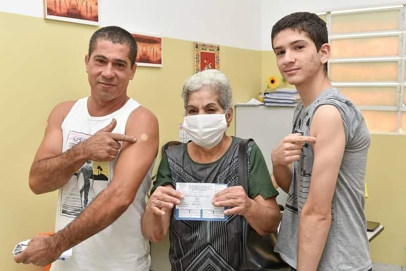 Prefeitura abre três unidades e faz itinerante em shopping no Centro para vacinação neste sábado.