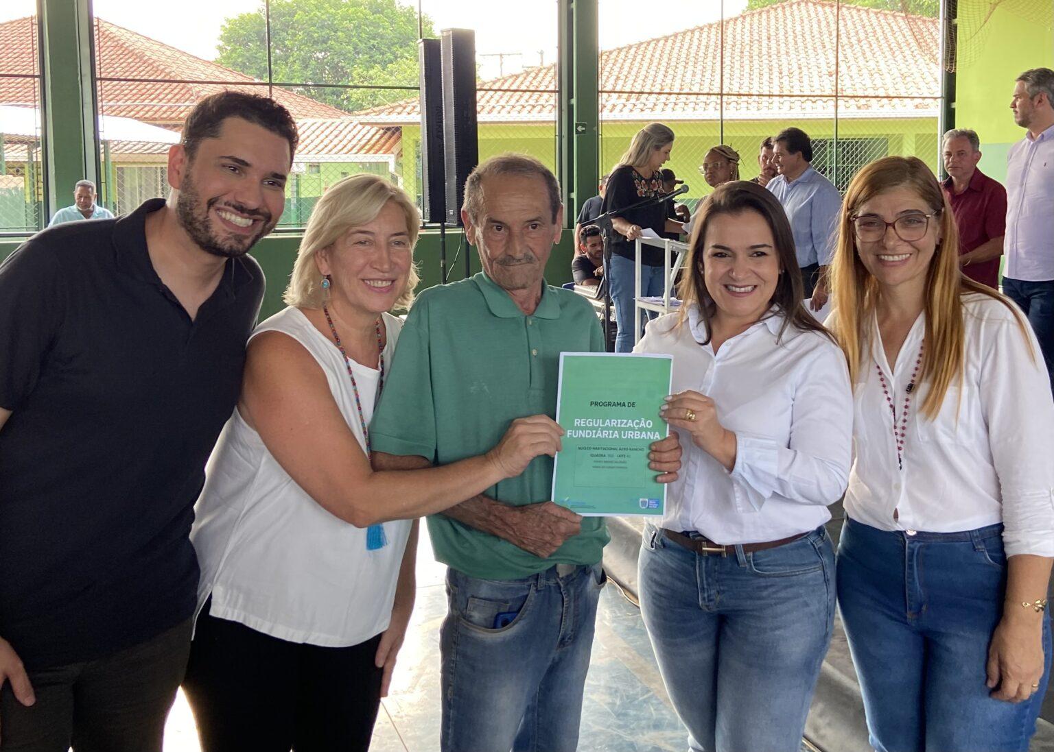 Prefeitura entrega mais de 300 certidões de regularização fundiária para famílias no Aero Rancho. Prefeitura entrega mais de 300 certidões de regularização fundiária para famílias no Aero Rancho.