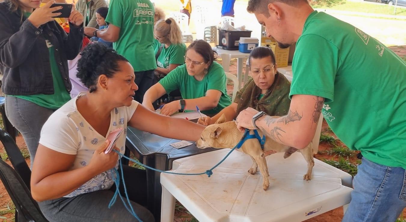 Prefeitura realiza ação de atendimento veterinário itinerante no Bairro Estrela Dalva.