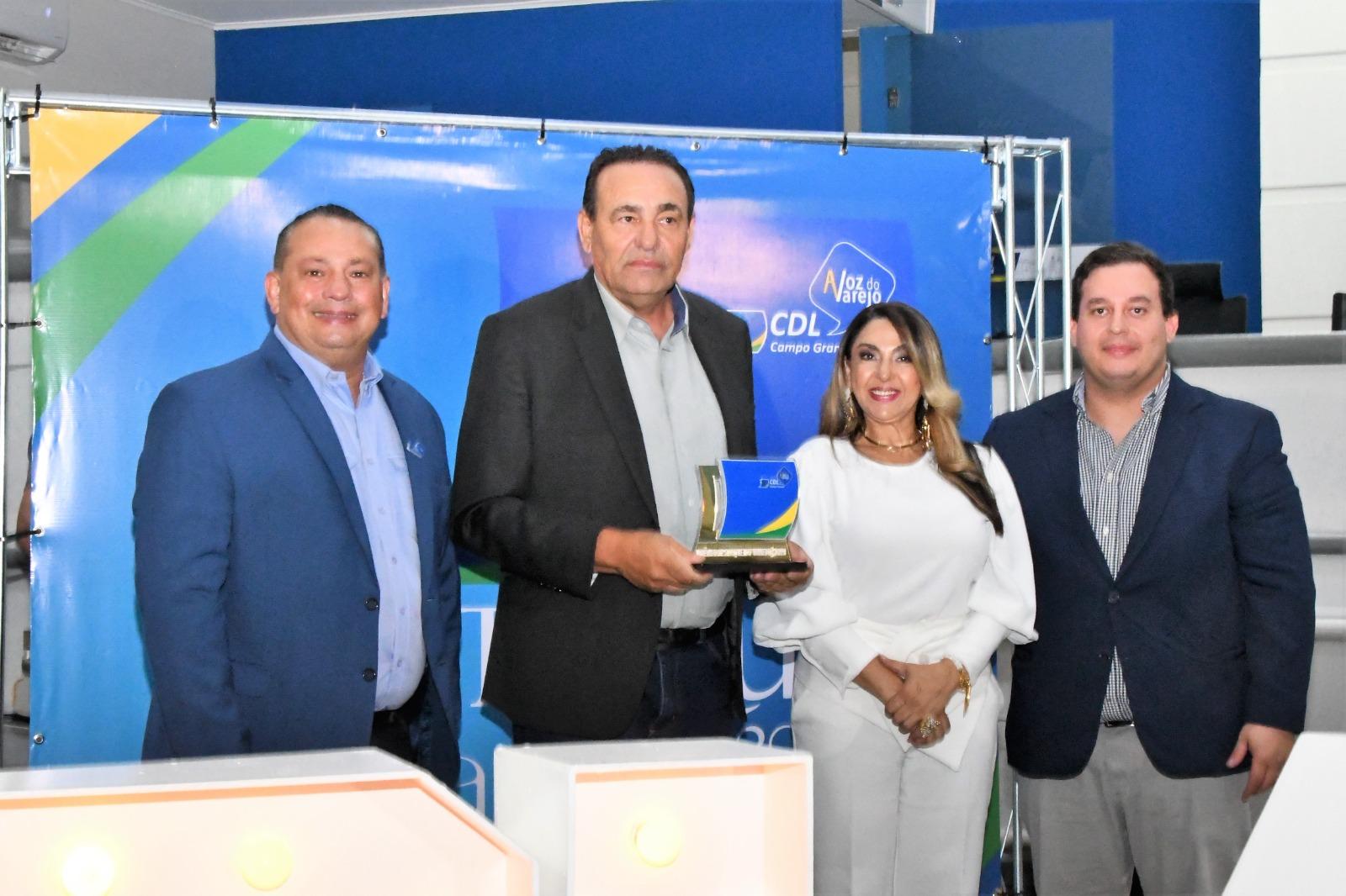 Presidente Carlão recebe Prêmio Destaque do Varejo 2023 da CDL CG.