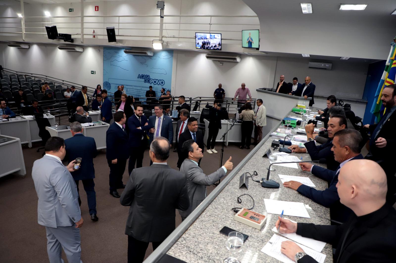 Vereadores analisam dois projetos na sessão desta quinta-feira.