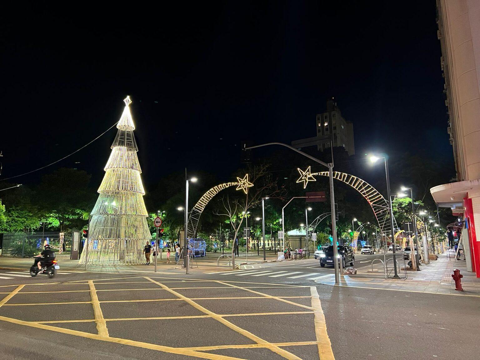 Campo Grande entra no clima do Natal com ruas e avenidas iluminadas. Campo Grande entra no clima do Natal com ruas e avenidas iluminadas.