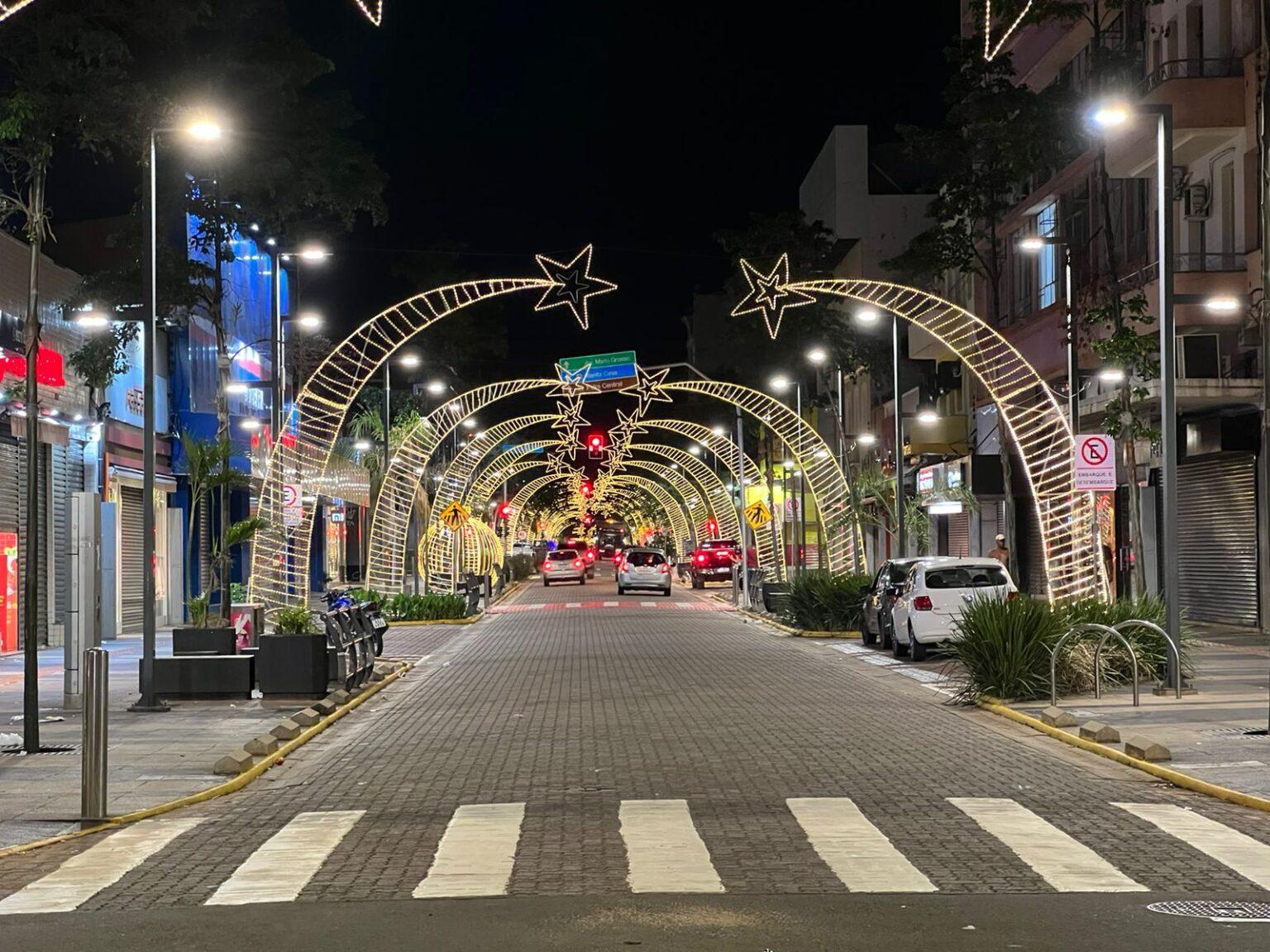Campo Grande entra no clima do Natal com ruas e avenidas iluminadas. Campo Grande entra no clima do Natal com ruas e avenidas iluminadas.