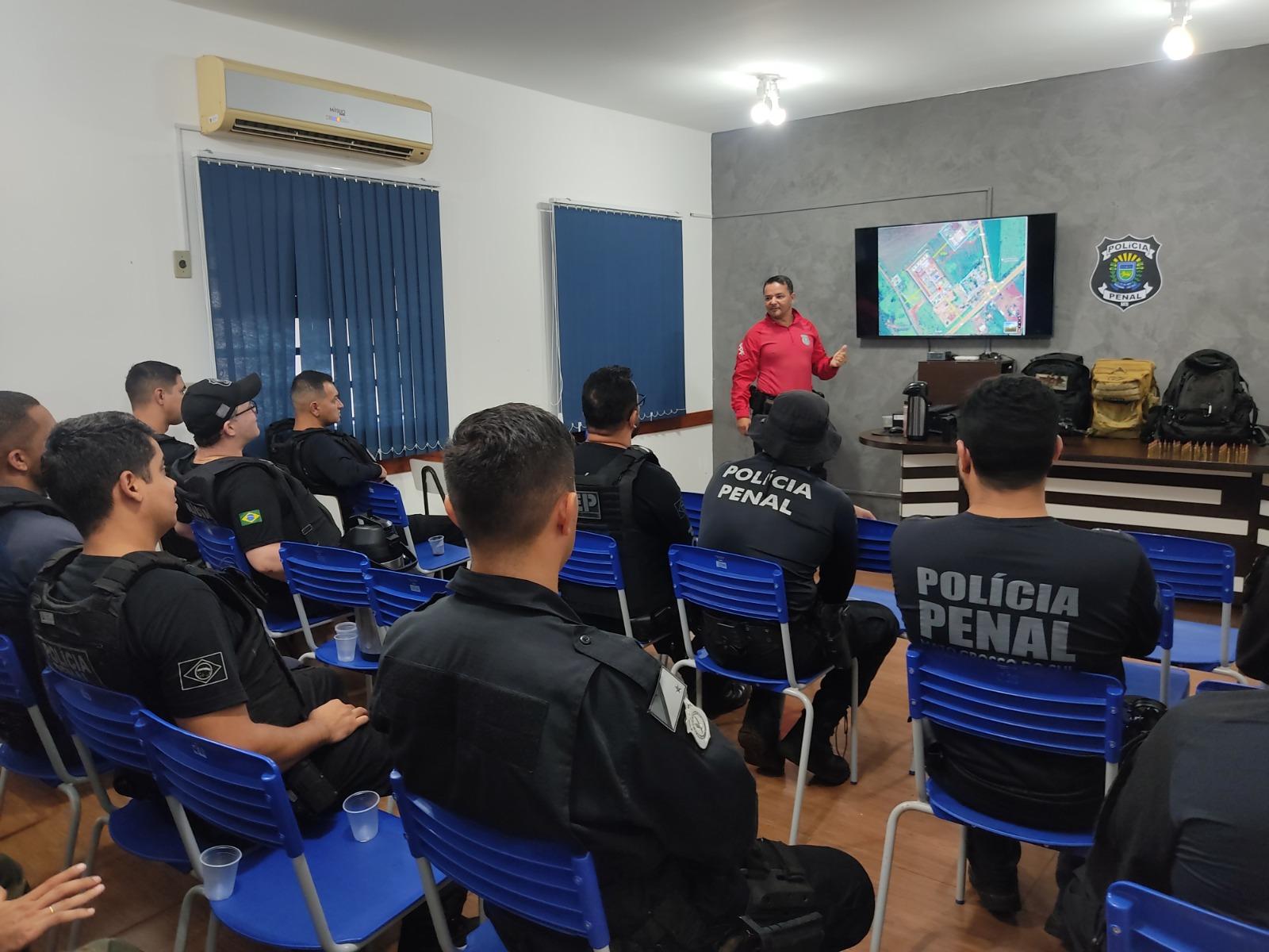 Policiais penais de Dourados se aperfeiçoam em técnicas de combate em torre para atuação em caso de ataques externos. Policiais penais de Dourados se aperfeiçoam em técnicas de combate em torre para atuação em caso de ataques externos.