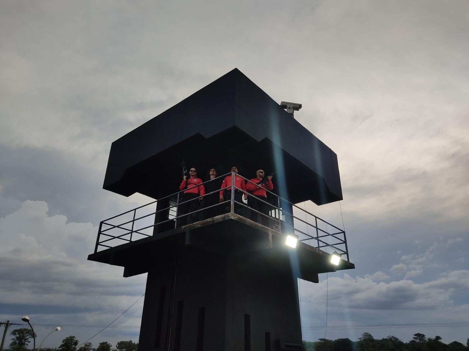 Policiais penais de Dourados se aperfeiçoam em técnicas de combate em torre para atuação em caso de ataques externos. Policiais penais de Dourados se aperfeiçoam em técnicas de combate em torre para atuação em caso de ataques externos.
