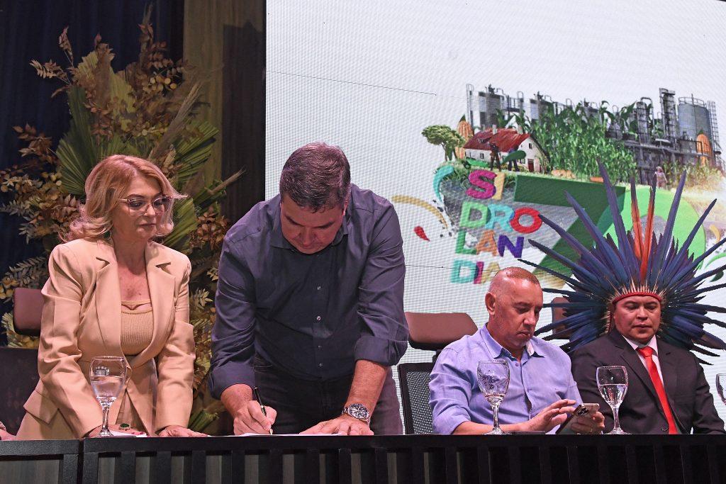 Governo de MS fortalece municipalismo e investe R$ 17,5 milhões em Sidrolândia. Governo de MS fortalece municipalismo e investe R$ 17,5 milhões em Sidrolândia.