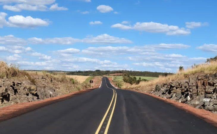 Pavimentação de rodovias no sudoeste de MS integra regiões e cria conexão com a Rota Bioceânica. Pavimentação de rodovias no sudoeste de MS integra regiões e cria conexão com a Rota Bioceânica.
